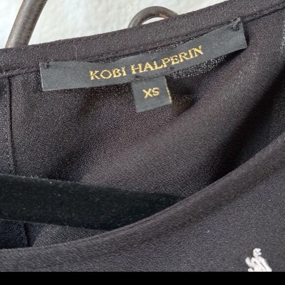 A charming floral design in textured embroidered bell sleeve's XS. - Picture 7 of 7